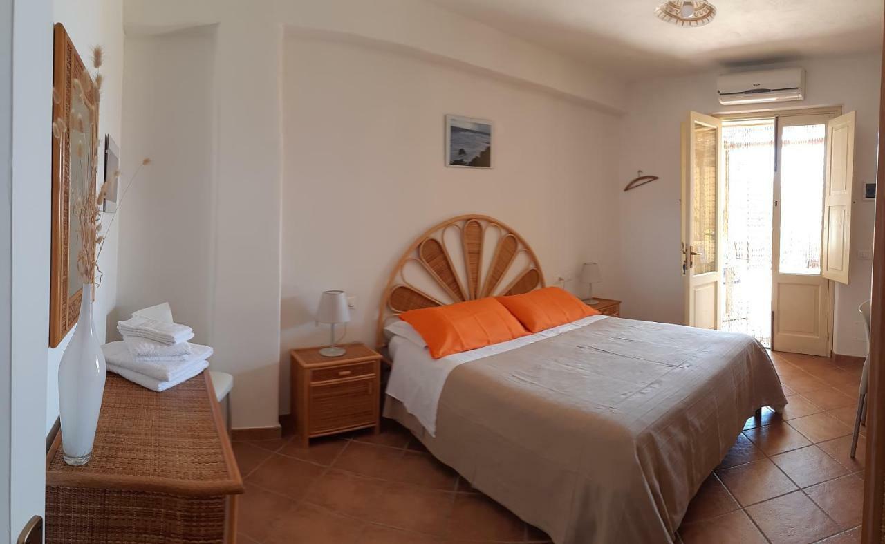 Albergo Seaside Leni Екстер'єр фото