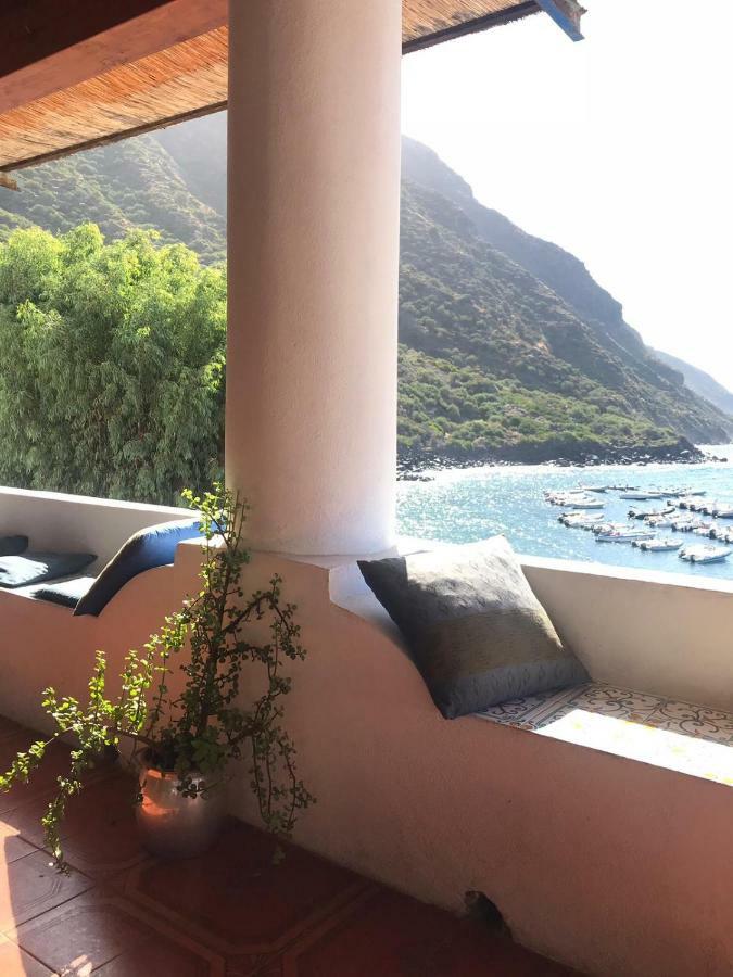 Albergo Seaside Leni Екстер'єр фото